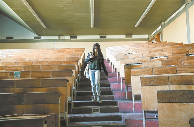 Εξαιρούνται οι Ελληνες από τα ξενόγλωσσα τμήματα