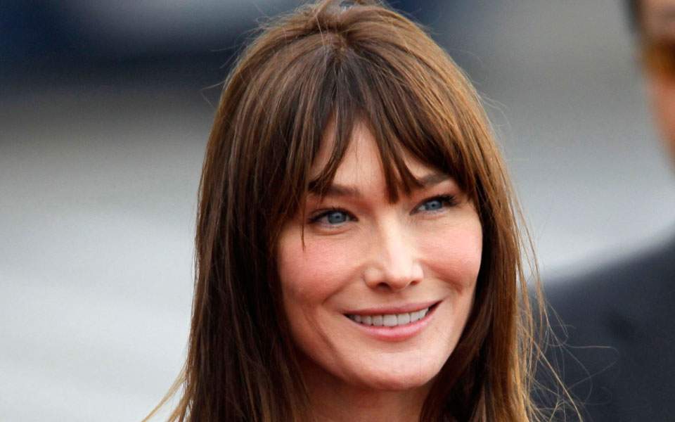 Κάρλα Μπρούνι : Το κακόγουστο αστείο για τον κοροναϊο και η δημόσια απολογία της