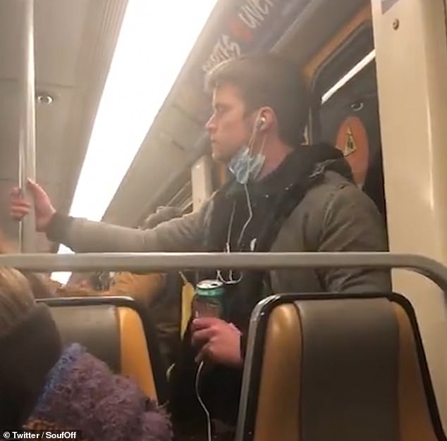 Πανικός στο μετρό των Βρυξελλών – Νεαρός ασθενής έγλειφε τα χέρια του και τα σκούπιζε στη χειρολαβή