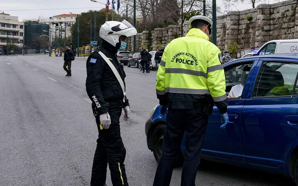 Κοροναϊός : Πάνω από 1.000 οι παραβάσεις της απαγόρευσης κυκλοφορίας την Πέμπτη