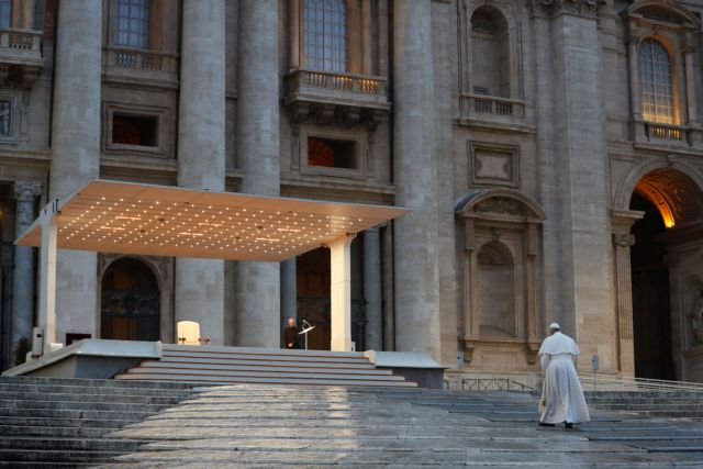 Συγκίνησε τον πλανήτη η προσευχή του Πάπα στην έρημη πλατεία Αγίου Πέτρου – 11 εκατ. τηλεθεατές