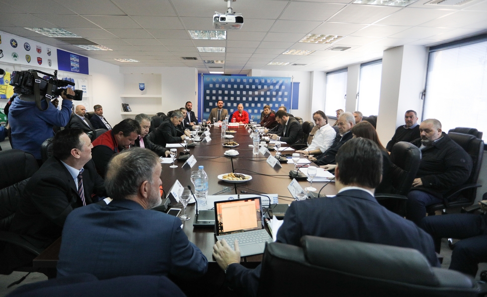 Το μεσημέρι αποφασίζει η Superleague για την αναβολή των play off