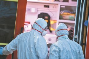Αυξάνονται τα κρούσματα, σε κρίσιμη κατάσταση τρεις ασθενείς