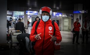Ολυμπιακός: Αναχώρησαν για Βερολίνο φορώντας μάσκες και γάντια