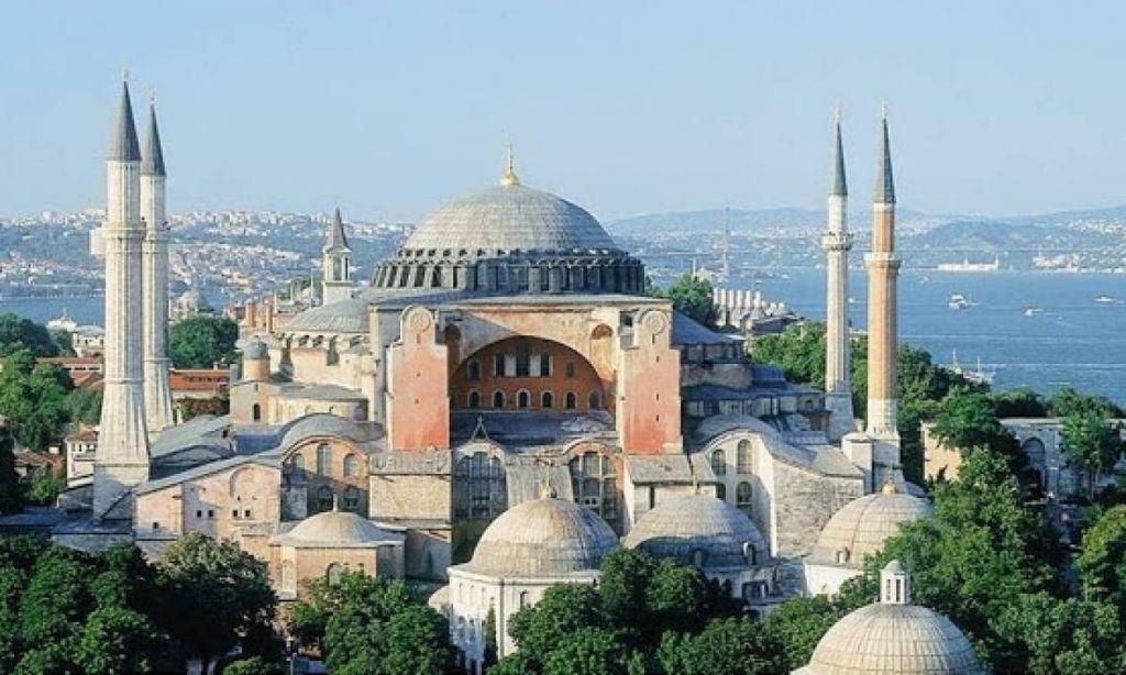 Κοροναϊός – Τουρκία : Πρώτη φορά ιμάμης καλεί για προσευχή εντός της Αγιάς Σοφιάς