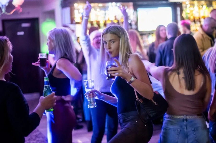 Κοροναϊός : Κατέκλυσαν τις παμπ οι νεαροί Βρετανοί λίγες ώρες προτού βάλουν λουκέτο