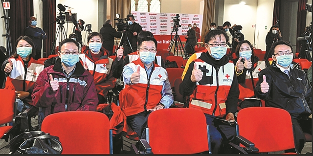 Χαραμάδες φωτός μέσα στο σκοτάδι