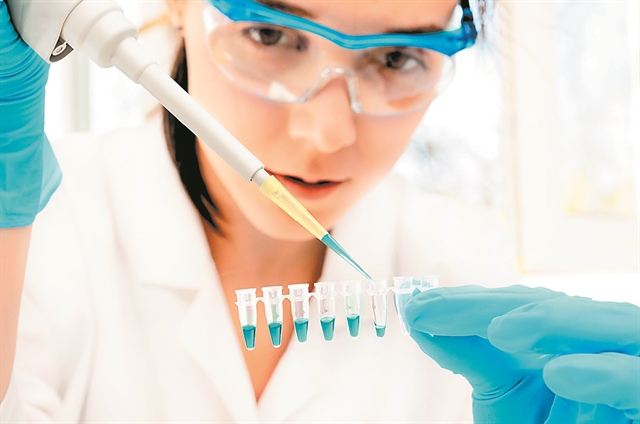 Χημικοί και γραφίστες για τον τομέα Ερευνας