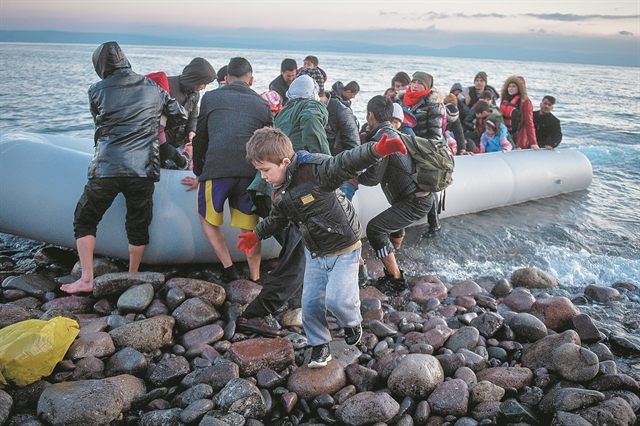 Ανθρώπινο τσουνάμι χτυπάει και πάλι τα νησιά