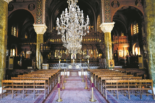 Από μακριά και φωτισμένοι