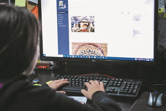 Μετ’ εμποδίων η τηλεκπαίδευση