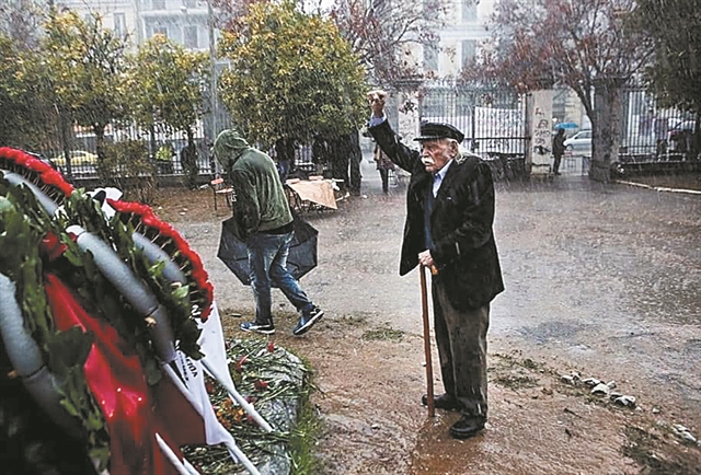 Η αβάσταχτη «μοναξιά» του Μανώλη Γλέζου
