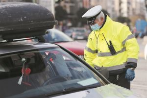 Βροχή τα πρόστιμα γιατί δεν… «μένουμε σπίτι»