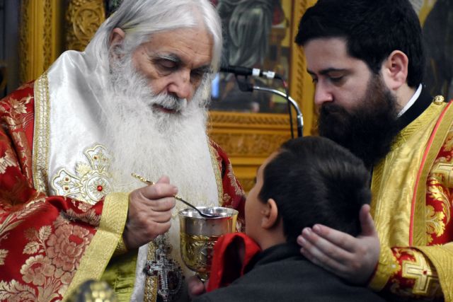Ιερά Σύνοδος για κορωνοϊό : Δεν μεταδίδεται καμία ασθένεια μέσω της Θείας Κοινωνίας