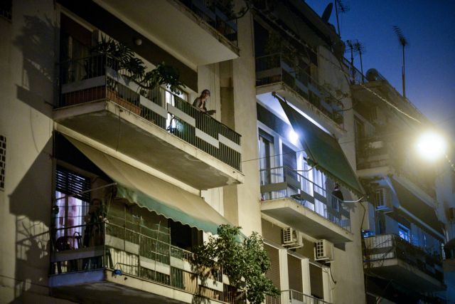 Κοροναϊός : «Ο χάρος βγήκε παγανιά» τραγουδούν γιαγιάδες για να ξορκίσουν το κακό