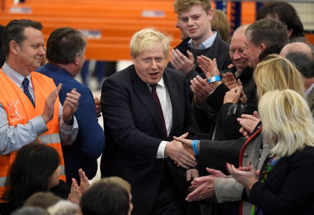 Κορωνοϊός: «Θα συνεχίσω τις χειραψίες» διαμηνύει ο Μπόρις Τζόνσον