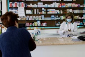 Κοροναϊός: Να χορηγείται μόνο με συνταγή η χλωροκίνη ζητούν οι φαρμακοποιοί
