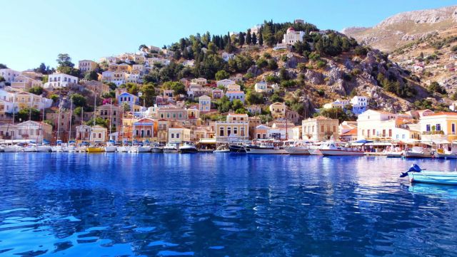 Δεκάδες Ευρωπαίοι πάνε στη Σύμη για να «προστατευθούν» από τον κοροναϊό