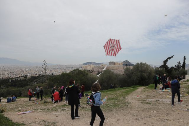 Αψήφησαν τον κορωνοϊό και πέταξαν χαρταετό οι Αθηναίοι