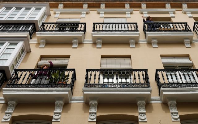 Κοροναϊός: Ισπανίδα σοπράνο τραγουδά από το παράθυρό της και συγκινεί