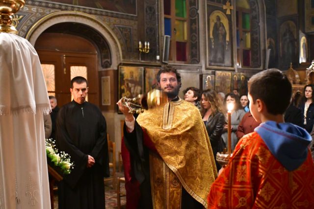 Για ποιους εργαζόμενούς της ζητά η εκκλησία το επίδομα των 800 ευρώ