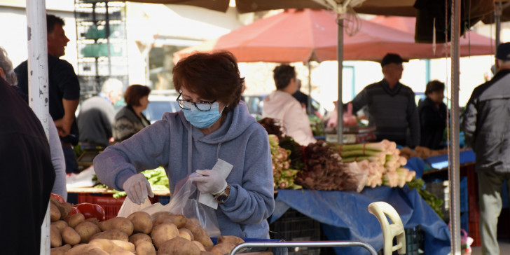 Κοροναϊός: Καταγγελίες για αυξήσεις 30% σε λαχανικά και οπωροκηπευτικά στις λαϊκές