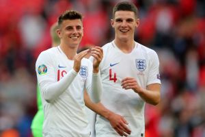 «Ηλίθιοι»: Οργή στην Αγγλία για Μάουντ και Ράις – Εσπασαν την καραντίνα για να παίξουν μπάλα με φίλους τους!