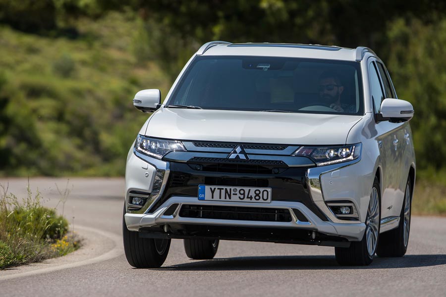 Mitsubishi Outlander PHEV: Μια υβριδική υπερπαραγωγή με σύμμαχο το τεχνολογικό υπόβαθρο