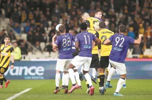 Ισχνό προβάδισμα για την ΑΕΚ