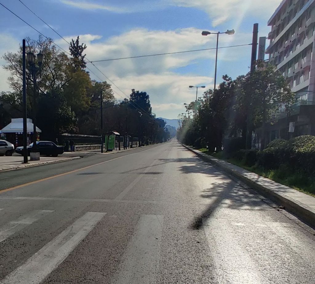 Άδειοι οι δρόμοι της Αθήνας το πρωί της Κυριακής