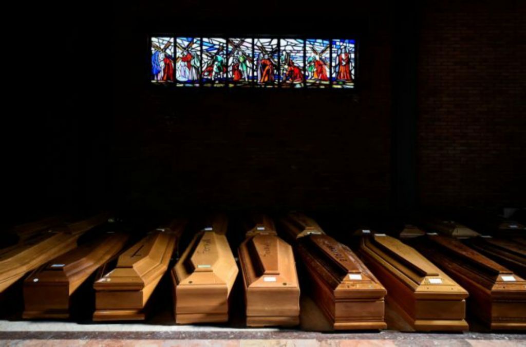 Θερίζει ο κοροναϊός: Πάνω από 18 χιλιάδες οι νεκροί