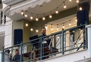 Εστησαν πάρτι στα μπαλκόνια στην Πιερία