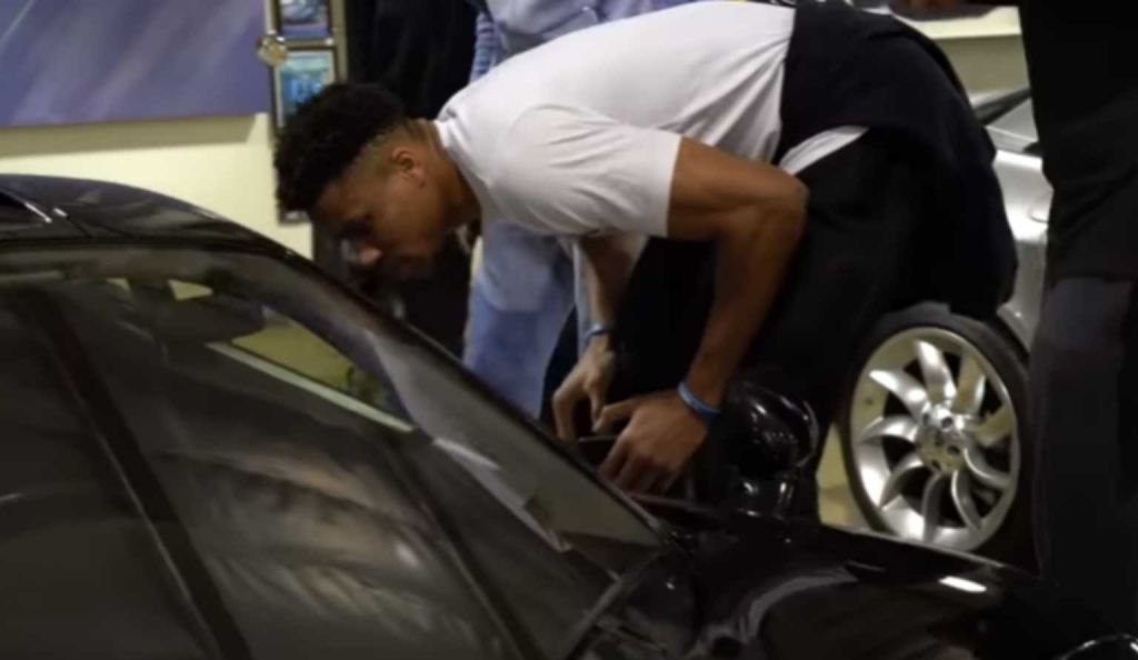 Εισβολή του Γιάννη Αντετοκούνμπο στην συλλογή πανάκριβων αυτοκινήτων του Τζέι Λένο