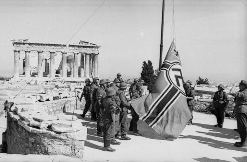 Μανώλης Γλέζος: Όταν κατέβασε την ναζιστική σημαία από την Ακρόπολη - ΤΑ ΝΕΑ