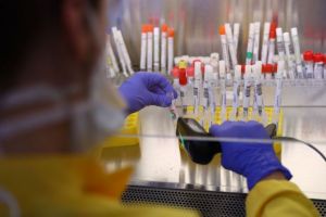 Εκτιμήσεις ειδικών για το αν πεθαίνει ο ιός με τη ζέστη