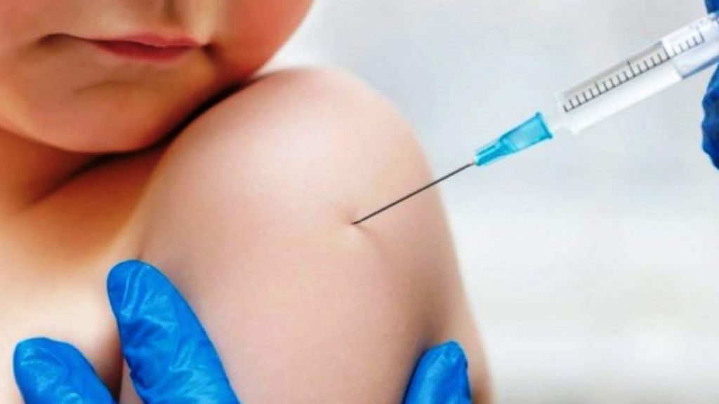 Τσιόδρας: Να συνεχιστούν κανονικά οι εμβολιασμοί παιδιών