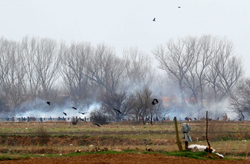 Έβρος : Καταιγισμό δακρυγόνων από την τουρκική πλευρά δέχονται οι ελληνικές δυνάμεις ασφαλείας