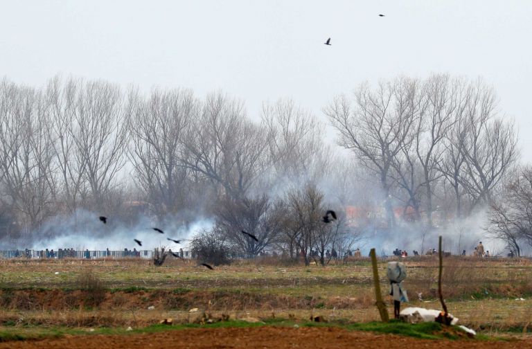 Έβρος : Καταιγισμό δακρυγόνων από την τουρκική πλευρά δέχονται οι ελληνικές δυνάμεις ασφαλείας | tanea.gr
