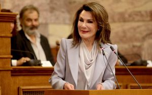 Γ. Αγγελοπούλου : Θα σταθούμε όρθιοι απέναντι στον αόρατο εχθρό