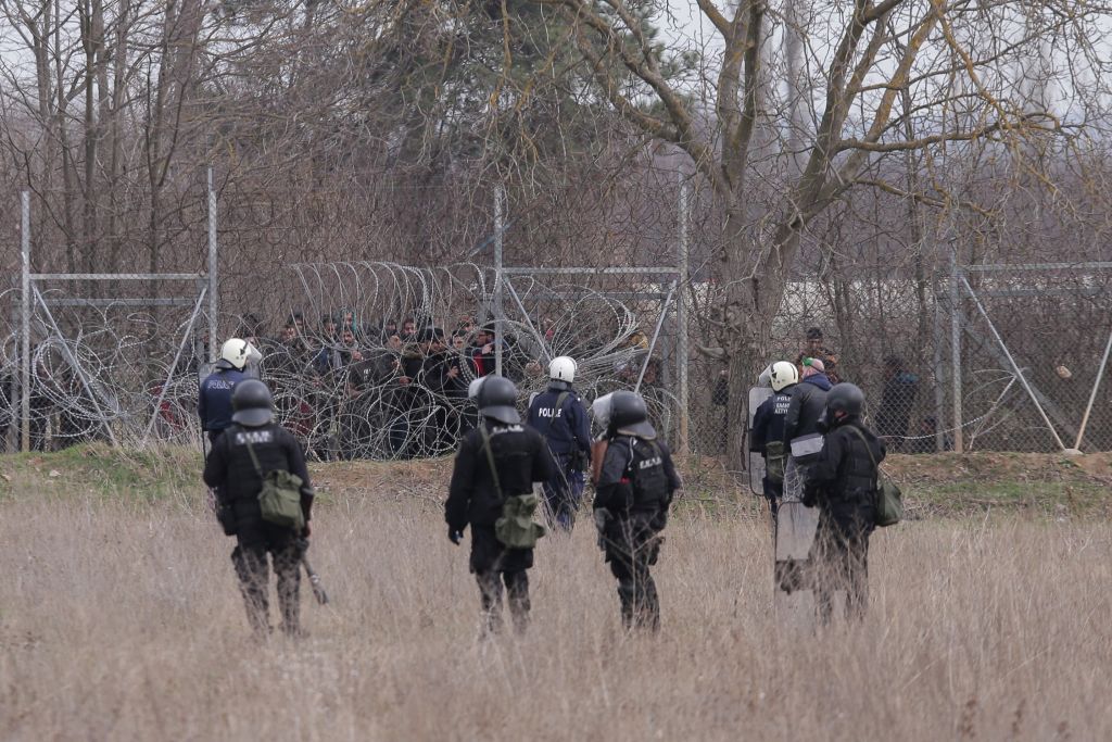 ΥΠΕΞ προς Τουρκία: «Χρησιμοποιείτε τους μετανάστες ως πολιορκητικό κριό»