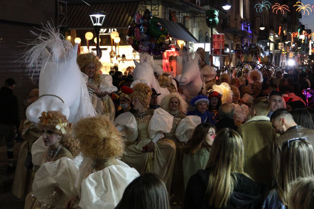 Απτόητοι οι καρναβαλιστές παρά τον κοροναϊό