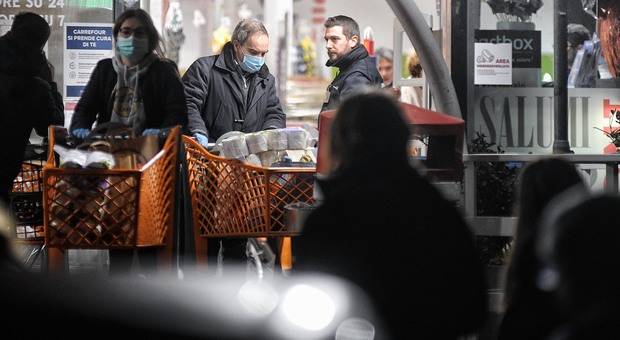 Πανικός στην Ιταλία λόγω κορωναϊού: Βραδινή επιδρομή σε σούπερ μάρκετ