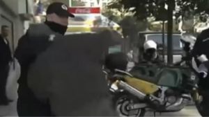 Δημοτικός αστυνόμος έκανε κεφαλοκλείδωμα σε ηλικιωμένο στο Σύνταγμα