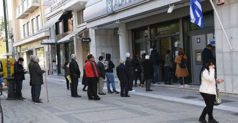 Λάρισα : Ουρές έξω από καταστήματα και τράπεζες σαν να μην τρέχει τίποτα…