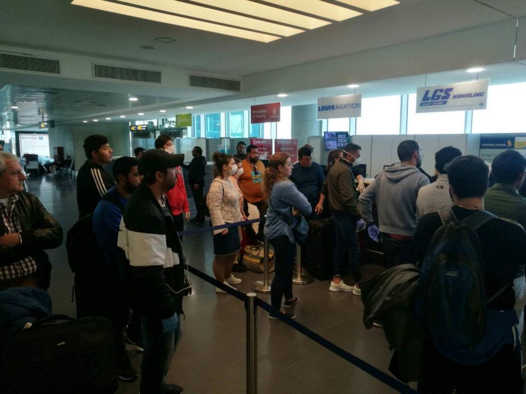 Χάος στο αεροδρόμιο της Λάρνακας – Έλληνες στην ουρά για ένα εισιτήριο χωρίς προστασία