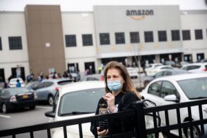 Απεργίες σε Amazon και Instacart για την προστασία των εργαζομένων