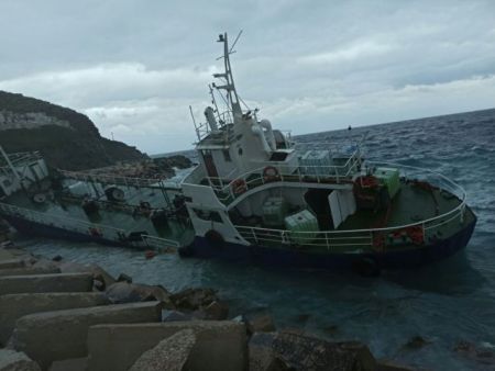Η ΕΥΠ βλέπει τουρκικό σχέδιο πίσω από την προσάραξη φορτηγού πλοίου στην Τζιά