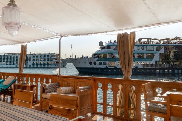 Αίγυπτος: Με κορωνοϊό 33 επιβάτες ποταμόπλοιου στο Νείλο