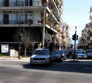 Έκαναν αγιασμό στους δρόμους του Αιγίου για να διώξουν τον κοροναϊό