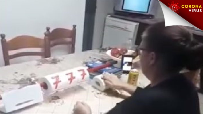 Κοροναϊός – Κύπρος : Έφτιαξε κουλοχέρη από χαρτί υγείας για να περνά την ώρα της